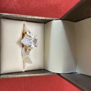 Elegant Gold and White Women's Ring